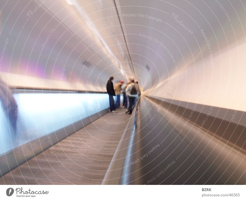 traveling with the speed of light Licht Mensch Tunnel long shutterspeed escalator.