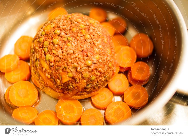 Karotten und gefrorene Erbsen mit Hackfleisch Möhren rund orange Kochtopf kochen Warme Farbe Halbkreis plankonvex Küche grün Gemüse eingefroren Eingefrorenes