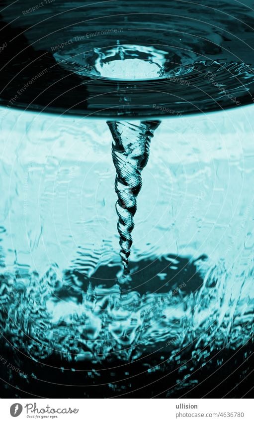 Wirbel von überlaufendem Wasser in rotierendem Glasrohr, Wasserglas mit rotierender Luftsäule, Wasserrohr mit Wirbelsturm aus Luft, dekorative kinetische technische Skulptur.