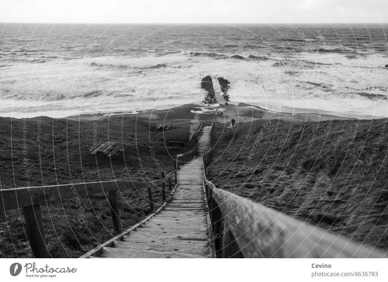Treppe zum Meer Strand Küste Wellen See raue See Holztreppe Abheben Sturm Sand Wind Natur Außenaufnahme Horizont Zugang zum Meer Landschaft