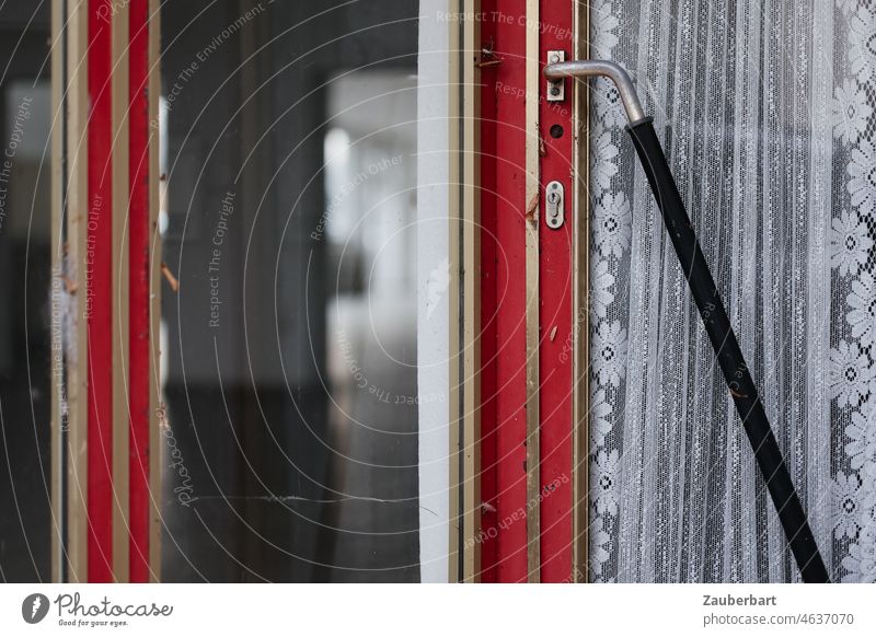 Leeres Ladenlokal mit roter Eingangstür, Handgriff und Gardine Tür Stahl 60er leer verlassen aufgeben Leerstand geschlossen Geheimnis geheimnisvoll