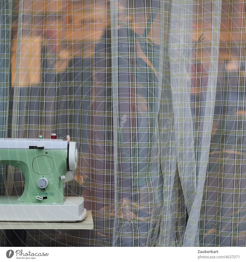 Nähmaschine in grün vor Gardine im Schaufenster einer Änderungsschneiderei Schneiderei Handwerk Kleingewerbe Nähen Handarbeit Schneidern Stoff
