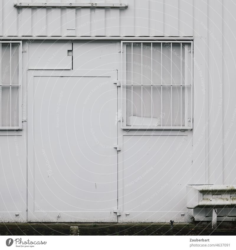 Weiße Wand mit weißer Tür und weißen Fenstergitter Struktur abstrakt Fassade Strukturen & Formen Muster
