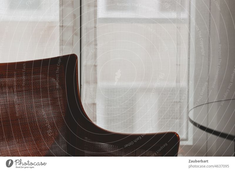 Blick aus Hotelzimmer mit Sessel, Gardine und rundem Glastisch Fenster verhangen Vorhang Einsamkeit Raum Innenaufnahme Möbel ruhig Rückzug