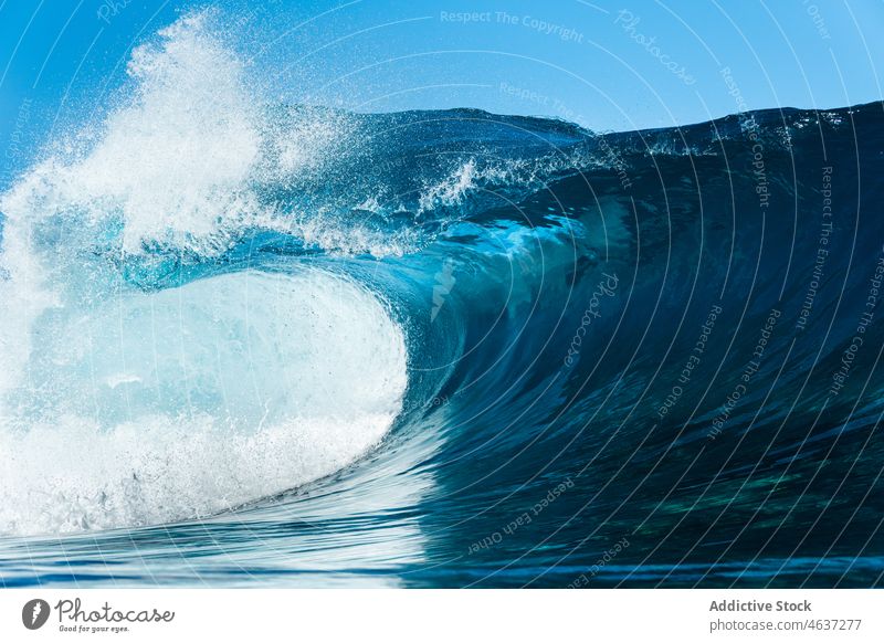 Schaumige Wellen rollen im Ozean auf MEER Meer winken platschen schäumen Kraft Wasser Natur Energie Meereslandschaft Oberfläche blau Himmel marin aqua Bewegung