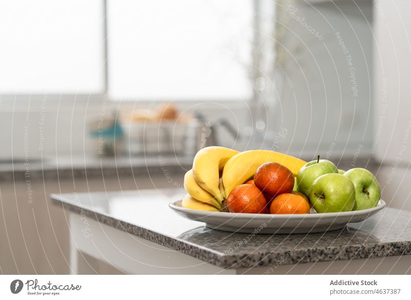 Frisches Obst auf der Küchentheke Frucht Vitamin sortiert Banane Apfel Abfertigungsschalter gesunde Ernährung Lebensmittel orange Appartement heimisch flach