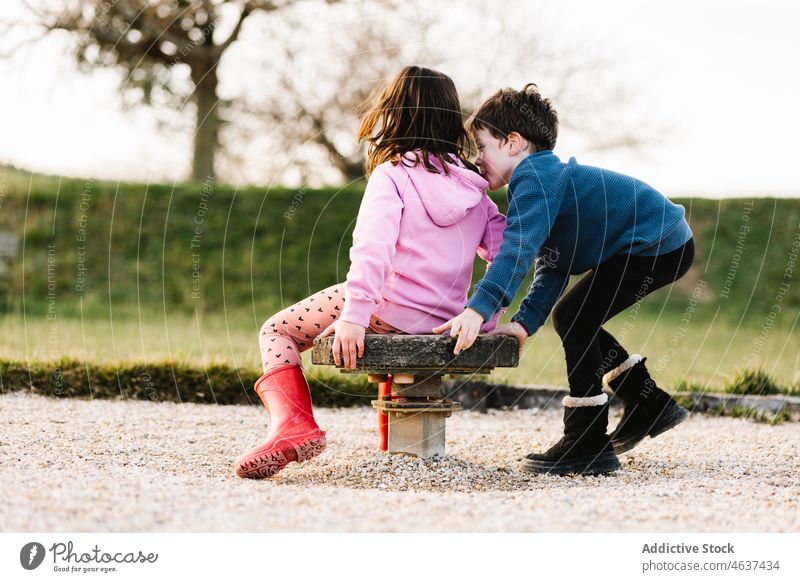 Anonyme Kinder spielen auf dem Spielplatz Geschwisterkind unterhalten Kindheit Vergnügen spielerisch Zeitvertreib Freizeit Erholung niedlich unschuldig
