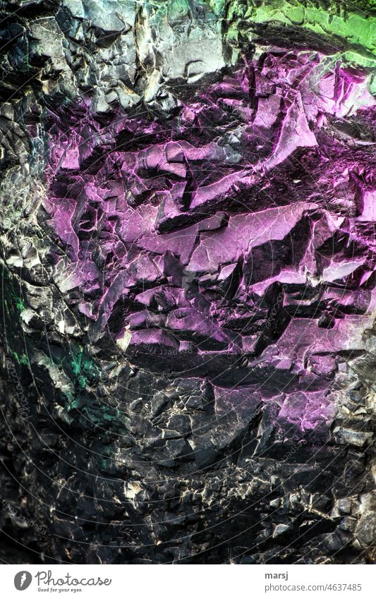 Bunte, metallisch wirkende Strukturen auf einem Fels. Teil einer Sprayerei, kein Graffiti violett Zeichen Kunst Wand abstrakt Strukturen & Formen Kreativität
