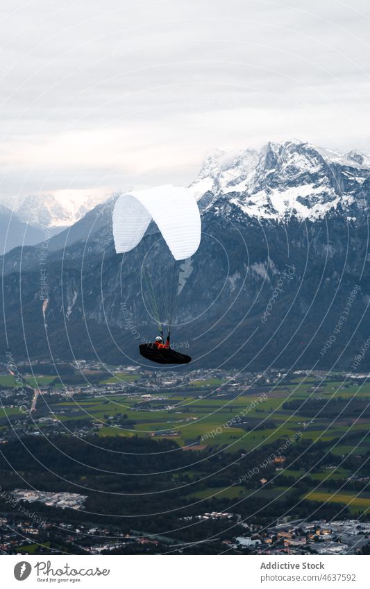 Gleitschirmfliegen über einem Dorf in der Nähe der Berge Person Berge u. Gebirge Natur Wohnsiedlung Fliege Ambitus Österreich Salzburg reisen extrem Kamm