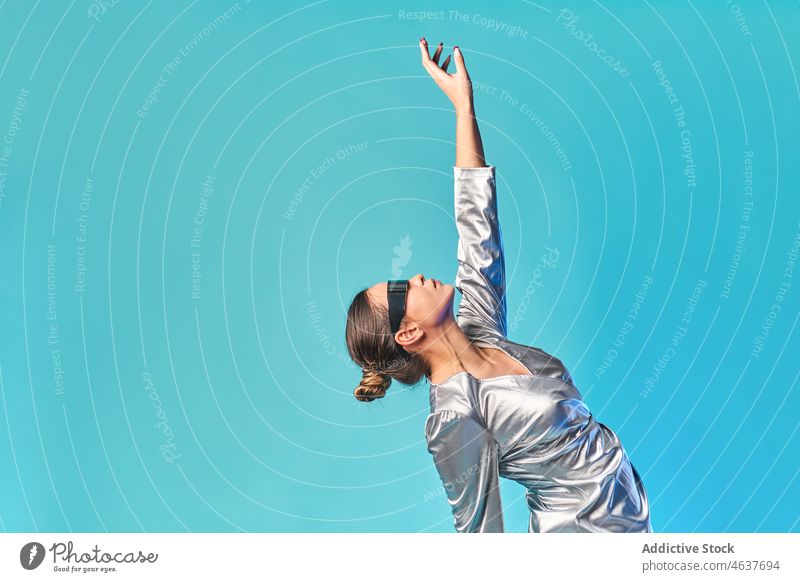 Trendy Frau tanzen im Studio in VR-Brille Tanzen Virtuelle Realität Erfahrung simulieren Innovation trendy Cyberspace unterhalten Schutzbrille jung Kleid