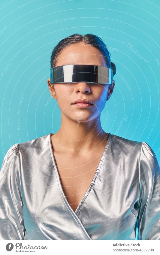Ethnische Frau mit virtueller Realität in einer futuristischen Brille Virtuelle Realität Stil simulieren erweitert Porträt trendy Erfahrung digital VR jung
