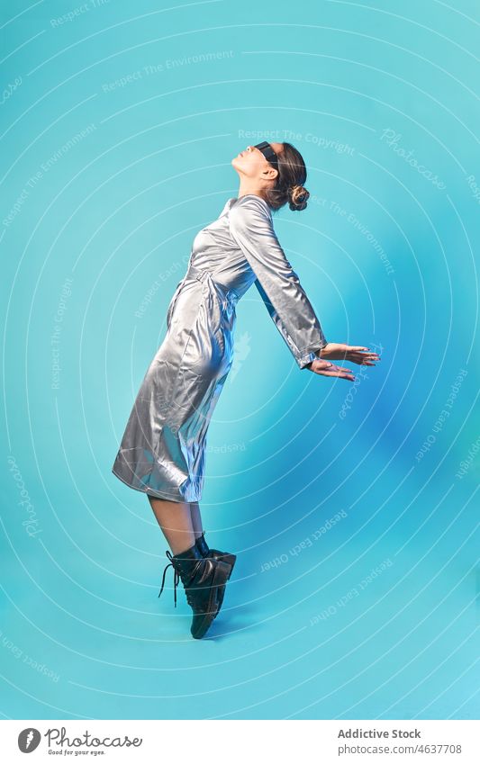 Trendy Frau tanzen im Studio in VR-Brille Tanzen Virtuelle Realität Erfahrung simulieren Innovation trendy Cyberspace auf Zehenspitzen unterhalten Schutzbrille
