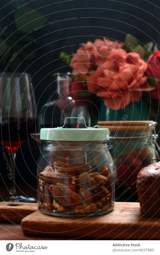 Glasgefäß mit Pekannüssen Pekannuss Nut Mandel Alkohol Blume Produkt Küche organisch Wein Tisch Blütezeit Schneidebrett lecker hölzern Bestandteil geschmackvoll
