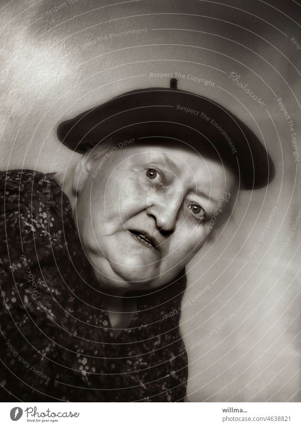 Die Ostpreußin Porträt Seniorin alt Frau 80 Rentnerin Großmutter nachdenklich ernst sw Baskenmütze Kopfbedeckung interessiert fragend Lebensabend Elly