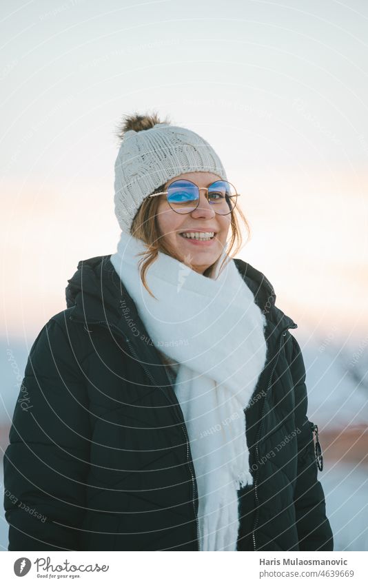 glückliche Frau Porträt mit Hut und Brille lächelnd im Freien im Schnee Erwachsener schön Kaukasier kalt genießen erkunden Spaß Mädchen Fröhlichkeit Glück