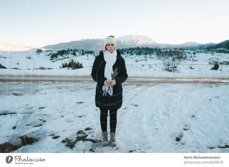 Frau mit Mütze und Schal im Freien im Schnee mit Berggipfel im Hintergrund aktiv Abenteuer allein schön blau bosnien und herzegowina kalt Europa erkunden Spaß