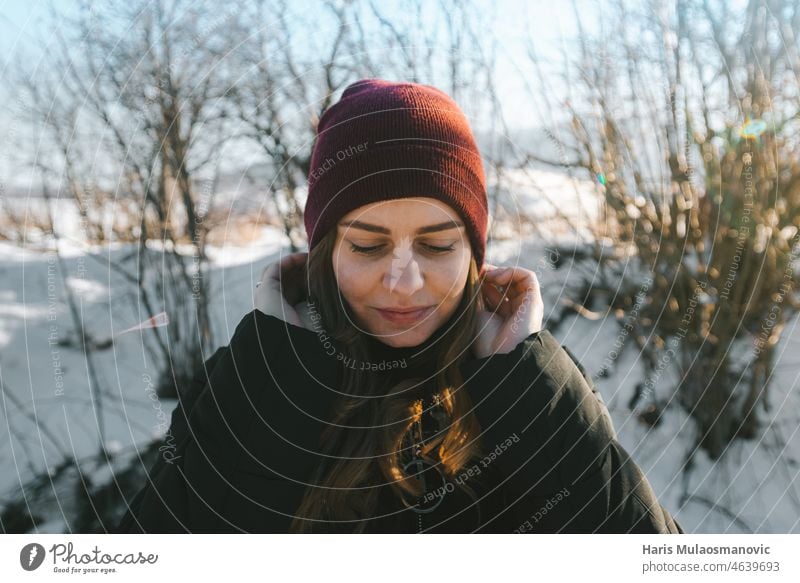 Frau genießt friedlichen Tag im Winter attraktiv schön Schönheit blau Kaukasier kalt genießen Gesicht Mode Wald Mädchen Glück Hut Feiertag Lifestyle Natur