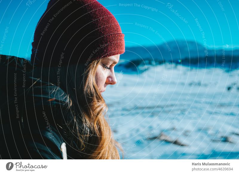 Frau friert draußen bei kalten Temperaturen allein Hintergrund Bekleidung extrem frostig gefroren Hut Landschaft verirrt Berge u. Gebirge Natur im Freien