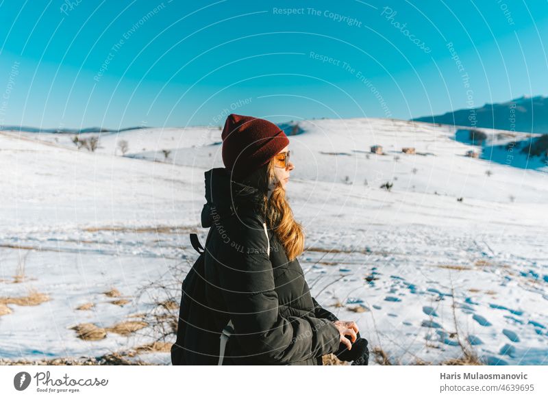 Frau mit Hut und Brille genießt die Sonne im Freien in den schneebedeckten Bergen Abenteuer Hintergrund Rucksack schön blau Kaukasier Konzept Tag Europa