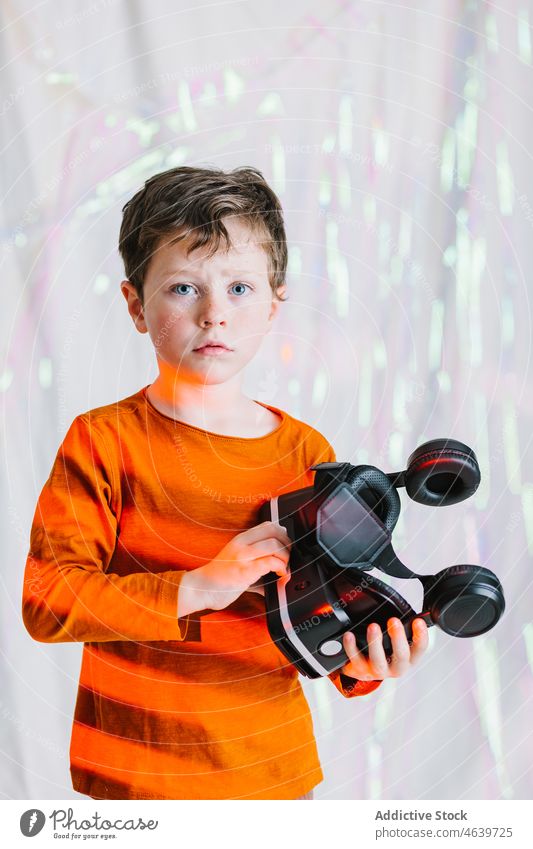 Niedlicher Junge mit VR-Headset im Studio Kind Brille Schutzbrille niedlich wenig Cyberspace Virtuelle Realität Gerät Apparatur Kindheit modern tragbar Drahtlos