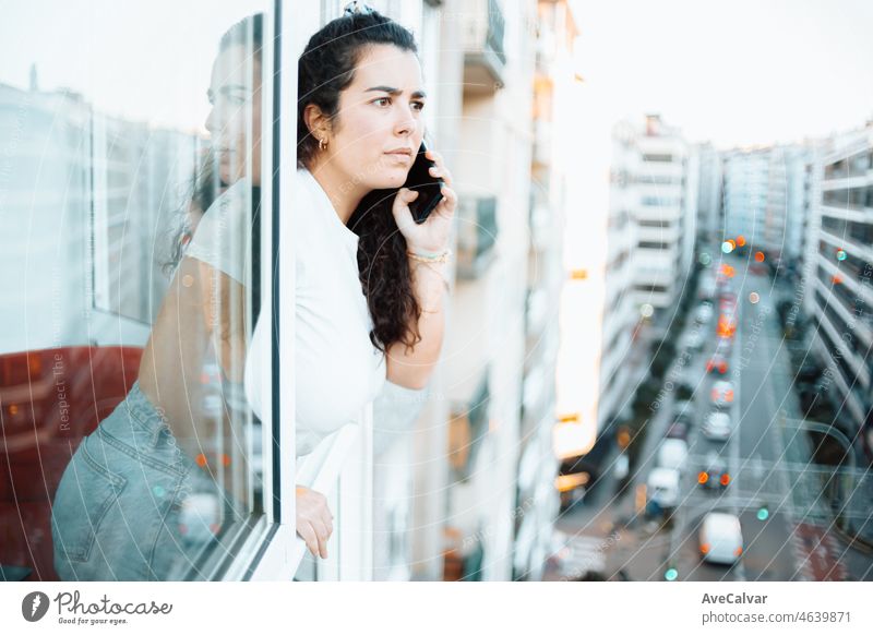 Junger Freiberufler Student Frau überprüft sein Telefon während der Arbeit zu Hause und Empfangen von Papa Nachrichten Anrufe und bereitet seinen Tag. Konzept der Fernarbeit von zu Hause aus, sich bereit machen, neuer Job