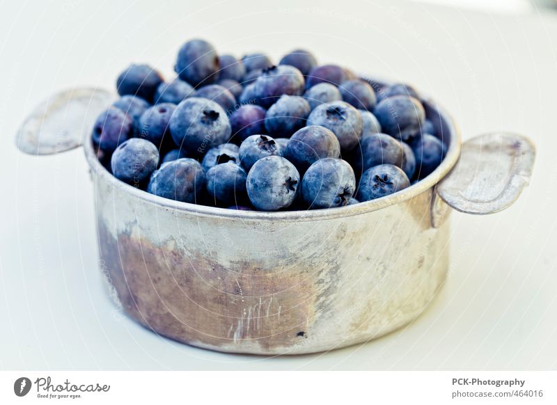 Blaubeerentopf Lebensmittel Frucht Bioprodukte Schalen & Schüsseln Topf genießen Aluminiumbehälter Metallwaren blau violett silber Freisteller Farbfoto