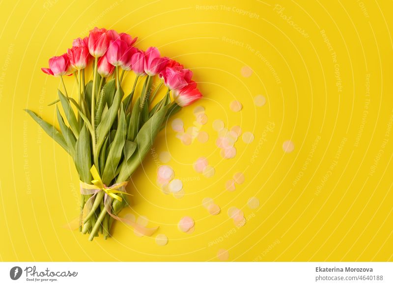 Rosa bunte Urlaub Banner. Blumenstrauß von rosa Tulpen auf gelbem Hintergrund. Muttertag, Valentinstag, Geburtstag, Hochzeit Feier Konzept. Hallo Frühling, Kopierraum, Draufsicht, Grußkartenbanner