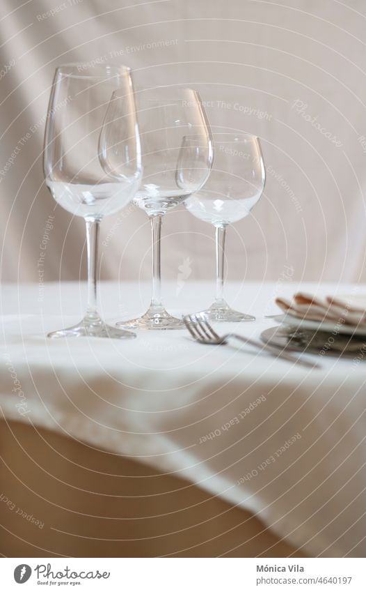 Ein zum Essen gedeckter Tisch. Weinglas, Wasserglas, Teller, Gabel, Messer, Serviette, Tischtuch. Esszimmer speisend Esstischgarnitur winw Glas Tischdecke