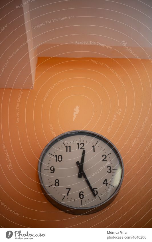 Runde Wanduhr an einer orangefarbenen Wand zuschauen rund zählen Zeit Zeitplan weiß Uhr Ziffern & Zahlen Wecker wecken Zeitmangel Zeitänderung schlafen