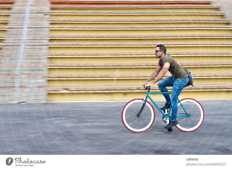 Mann mit Sonnenbrille auf dem Fahrrad in der Stadt Pendeln trendy Transport Fixie starres Zahnrad feststehend Radfahren Reiten urban Großstadt Lifestyle Person