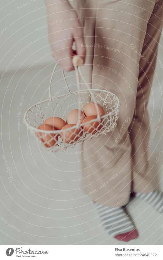 Eier für Frühstück eingesammelt braun ostern ostersuche suchen finden feiertag wochenende fühstück sammeln Osterei Lebensmittel Tradition Frühling