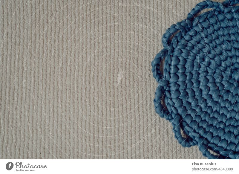 Kleiner Häkelteppich Teppich weiss blau häkeln handarbeit struktur Wolle Freizeit & Hobby weich Farbfoto Strickmuster Detailaufnahme hintergrund deteil deko