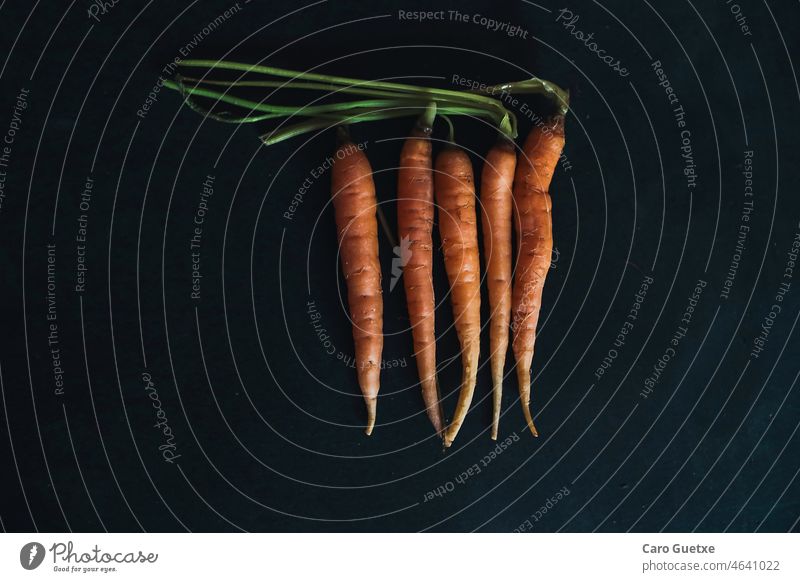 Bio-Karotten dark mood Bestandteil Vegane Ernährung Veganer organisch Gesundheit Vegetarier organisches Grün zanahorias Orangengemüse Food-Styling