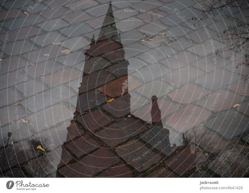 Kirche und Kopfsteinpflaster Doppelbelichtung Strukturen & Formen dunkel Silhouette Low Key Reaktionen u. Effekte Illusion Perspektive Surrealismus
