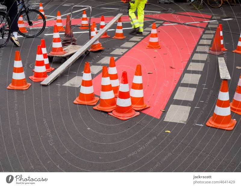ausgelaugt | Radstreifen werden wieder frisch gemacht Fahrbahnmarkierung Fahrradweg Straße Asphalt Verkehrsleitkegel neu Verkehrswege Pylon Strichellinie