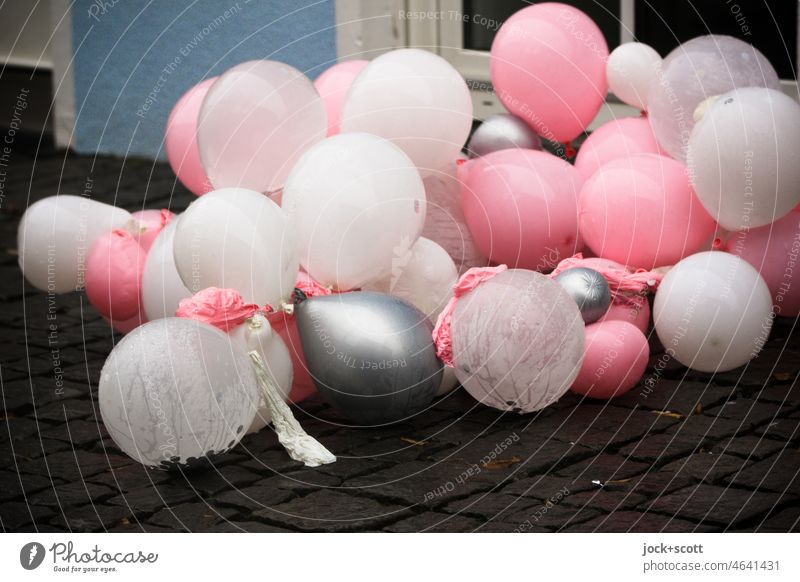 ausgelaugt l Luftballons nach der großen Feier viele farbig Dekoration & Verzierung Feste & Feiern Form Anhäufung aufgeblasen Luft raus unten rosa weiß