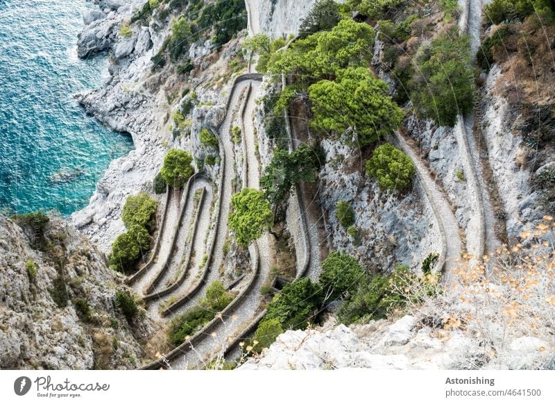 kurvenreiche Via Krupp, Capri Pfad Weg Landschaft hinunter steil Kurven Bogen Italien Meer blau Steine Bäume Natur grün grau Urlaub Küste