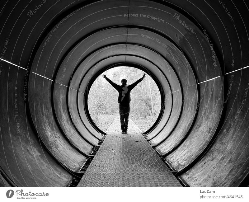 Tunnelblick - Y im Gegenlicht Zentralperspektive Hände hoch Röhre Linien Kreise rund Gang Kontrast Silhouette Schatten Licht Fluchtpunkt Mann Wege & Pfade
