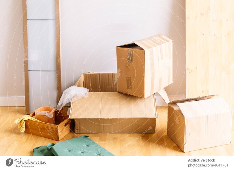 Kisten mit Habseligkeiten in der neuen Wohnung Kasten verlegen Zugehörigkeit Appartement Raum offen Wand Stock Schachtel Anwesen flach Karton einziehen Paket