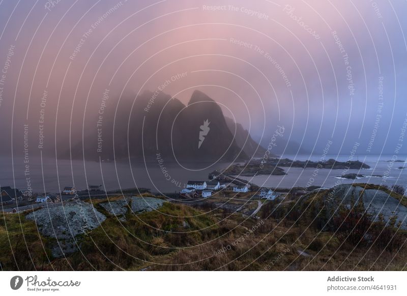 Atemberaubender Blick auf die felsige Meeresküste im Nebel MEER Berge u. Gebirge Landschaft Wasser Himmel Ufer malerisch lofoten Norwegen Insel Meeresufer