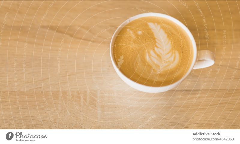 Tasse Kaffee mit Latte Art Café Cappuccino Kaffeehaus Kantine Dienst trinken melken dienen Koffein Blatt Blume schäumen Heißgetränk Getränk Aroma Energie