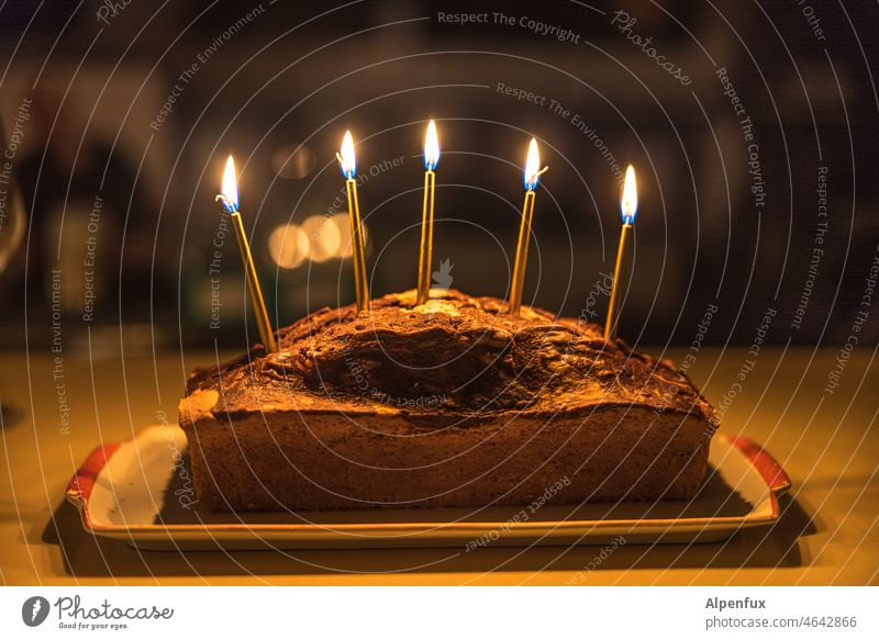 5 Kuchen Geburtstagskerzen süß lecker Feste & Feiern Geburtstagstorte Innenaufnahme Lebensmittel Farbfoto Backwaren Kaffeetrinken Kerze Kerzenschein Nahaufnahme