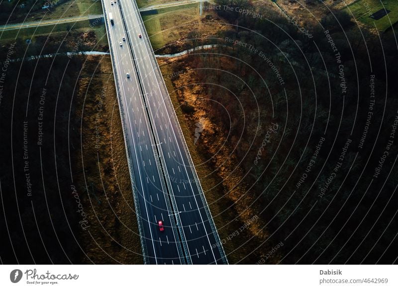 Luftaufnahme einer Autobahn mit fahrenden Autos Straße PKW Verkehr Antenne reisen Transport bewegend logistisch Asphalt Landschaft Ansicht Hintergrund Top
