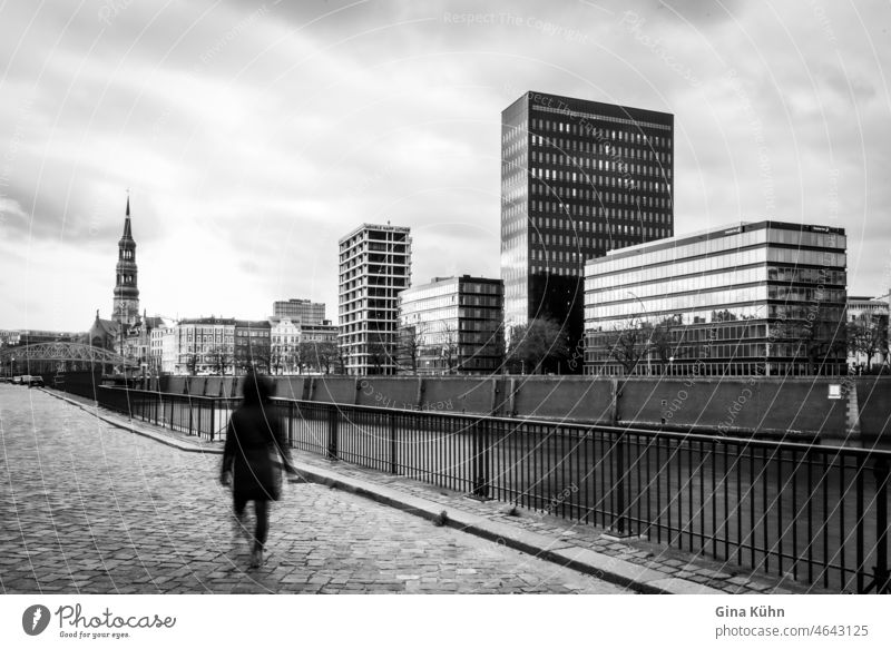 Verschwommene Frau einsam in der Hafencity (Hamburg) stadt strasse leute bauwerk architektur städtisch frau gehen europa anreisen einsamkeit eine person