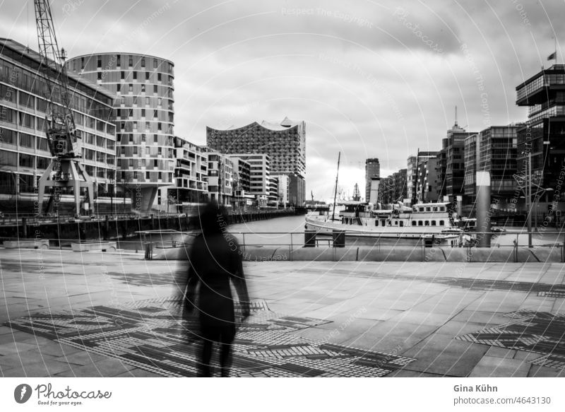 Verschwommene Frau einsam in der Hafencity (Hamburg) stadt strasse leute bauwerk architektur städtisch frau gehen europa paris anreisen einsamkeit eine person