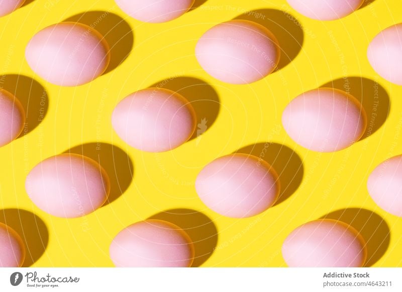 Rosa Eier auf gelbem Hintergrund Menschengruppe Führer Führung Medizin dreidimensional abstrakt Grafik u. Illustration vereinzelt viele Tablette Konzept Design