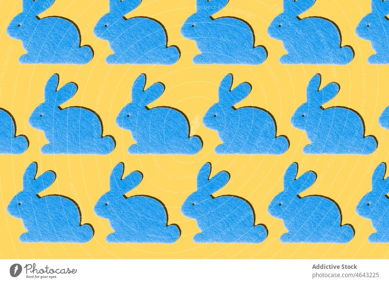 Blaues Kaninchenmuster auf gelbem Hintergrund Muster blau Ostern Design Kunst April Feier Frühling Kinder Tapete Hase Karikatur farbig Geschenk Glück weiß Tier