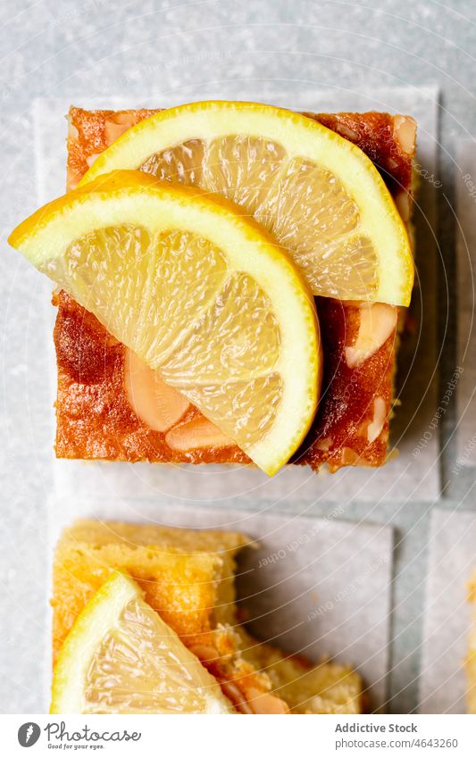 quadratisches Stück köstlichen hausgemachten Zitronenkuchens Kuchen Scheibe selbstgemacht gebacken Dessert süß Portion Zitrusfrüchte dienen Tablett Gabel
