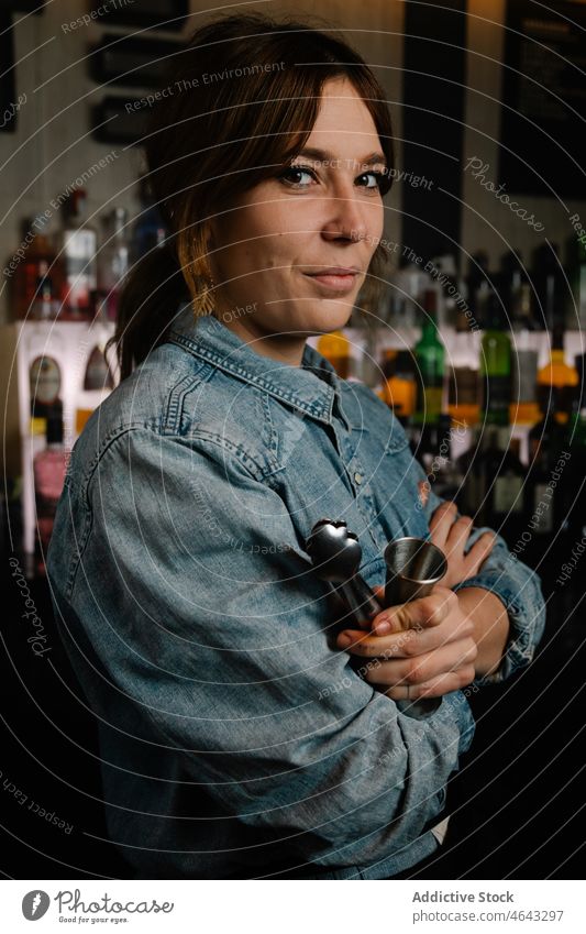 Zufriedene Frau mit Cocktailzubehör in einer Bar Barkeeper Gerät Vorrat Jigger tong Arbeit Vorrichtung Arbeiter Arbeitstag Personal Dienst Arbeitsplatz Dame
