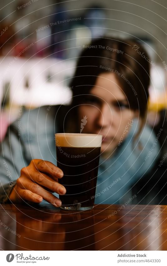 Barkeeper prüft Glas mit trockenem Stout Frau trockene, kräftige Bier Getränk Alkohol dienen Schnaps Arbeit Abfertigungsschalter Konzentration Pub trinken Café